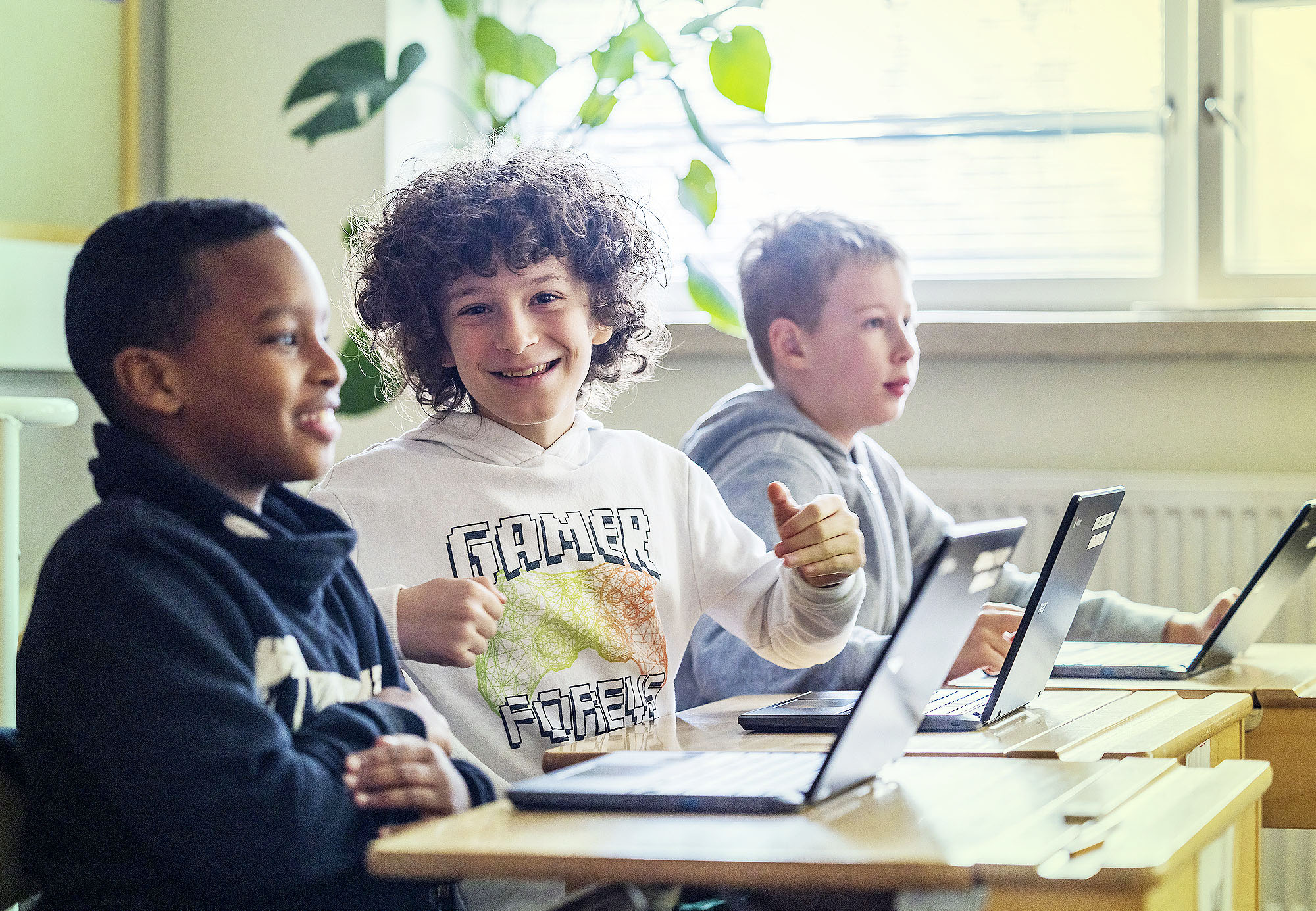 Kolme iloista poikaa oppitunnilla